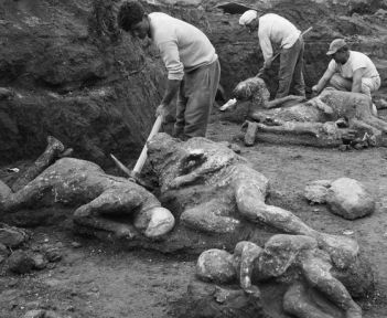 Arqueólogos extraem os corpos mumificados pela erupção de dois adultos e três crianças. / EL PAÍS / © Bettmann/CORBIS