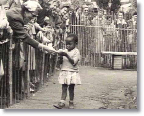Foto de um zoológico humano, tirada em 1958 na Bélgica. 