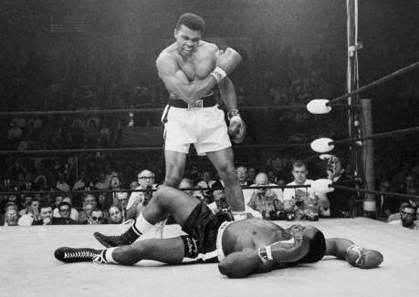 Muhammad Ali, em luta contra Sonny Liston em maio de 1965. JOHN ROONEY AP