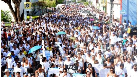  Passeata que pediu justiça em caso de professores homossexuais mortos mobilizou população de Santaluz, no sertão da Bahia 