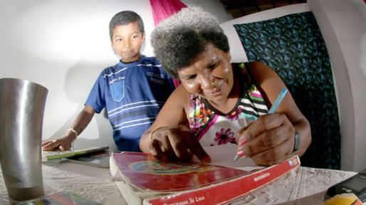  Aos 42, Sandra aprendeu a ler e a escrever com o filho Damião, de 11 