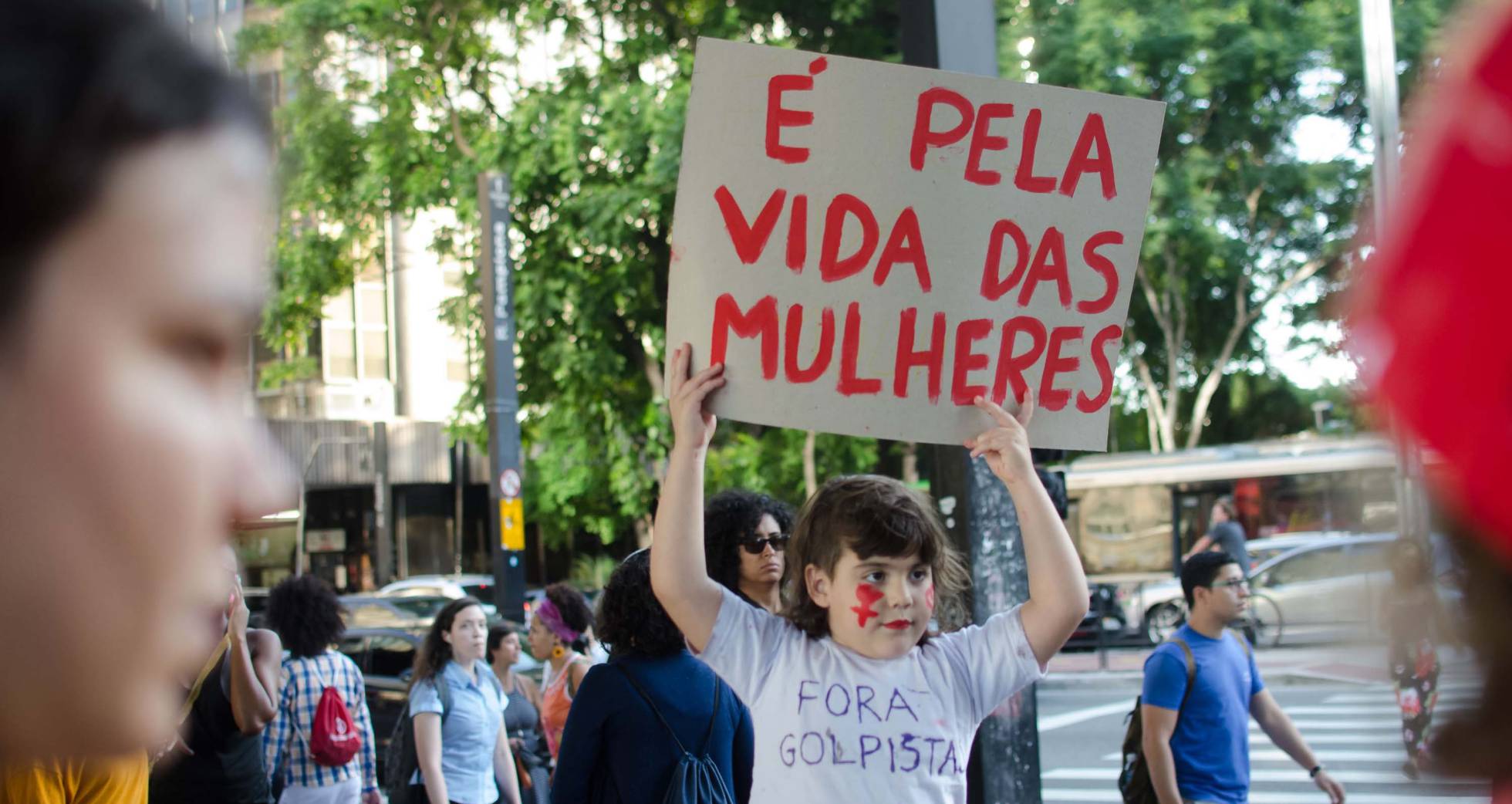 Estupro Aua Guarani - a primeira vez do menino de rua na escola historinha no roblox